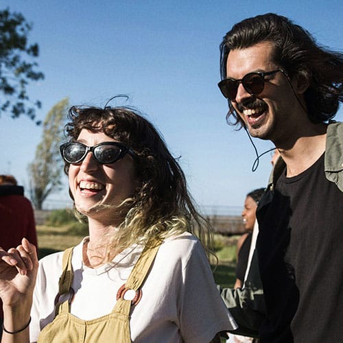 Man en vrouw leren elkaar kennen in de buitenlucht tijdens een event van Club Compagnon