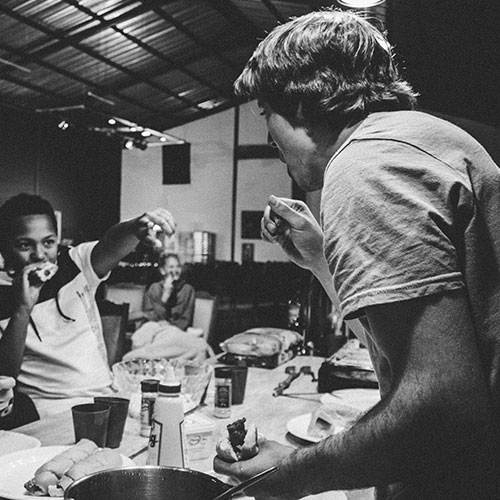 Mannen maken nieuwe vrienden aan tafel tijdens een diner event van Club Compagnon