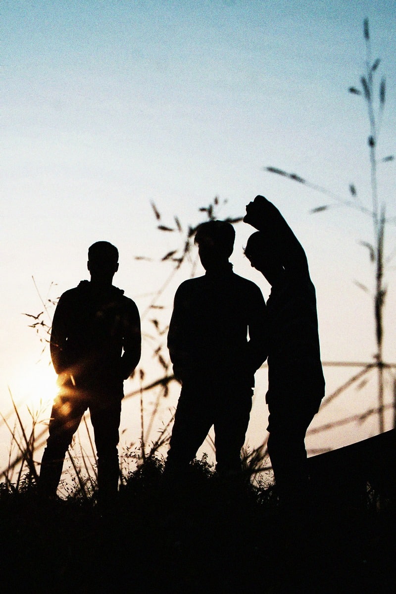 3 personen spreken met elkaar in de buitenlucht, offline